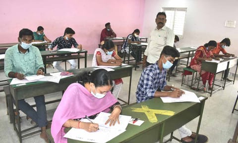 201 மையங்களில் குரூப்-4 தேர்வு எழுதினர்
