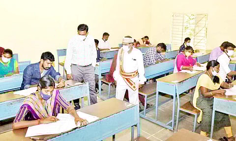 தஞ்சை குந்தவை நாச்சியார் அரசு கல்லூரியில் நடந்த டி.என்.பி.எஸ்.சி குரூப்-4 தேர்வை கலெக்டர் தினேஷ்பொன்ராஜ் ஆலிவர் ஆய்வு செய்தார்.
