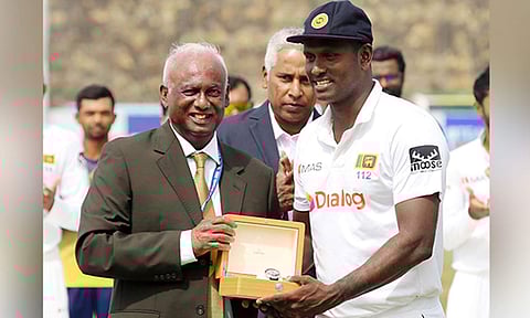 ஏஞ்சலோ மேத்யூசுக்கு நினைவுப் பரிசு