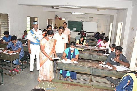 விழுப்புரம் அரசு மாதிரி மகளிர் மேல்நிலைப்பள்ளியில் உள்ள தேர்வு மையத்தில்  ,  குரூப்-4-   தேர்வு நடந்து வருவதை மாவட்ட  கலெக்டர் (பொ) பரமேஸ்வரி ஆய்வுசெய்தார்.&nbsp;