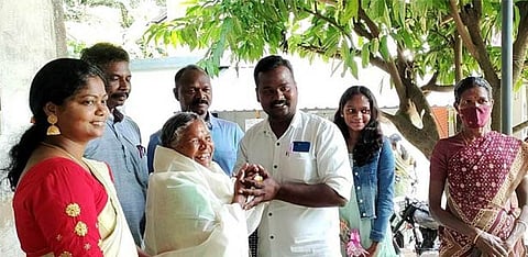 தேசிய விருது பெற்ற கிராமிய பாடகி நஞ்சம்மாளுக்கு பாரம்பரிய இசை முழங்க உற்சாக வரவேற்பு கொடுத்த மக்கள்