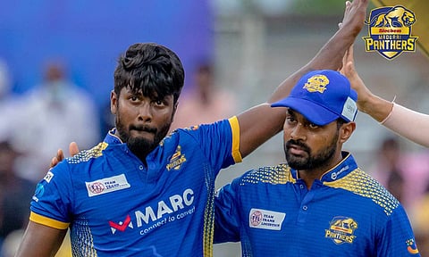 கவுசிக்கை பாராட்டும் வீரர்கள்