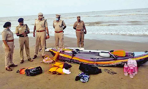 வேதாரண்யம் அருகே சீன படகு கரை ஒதுங்கியது- உளவாளிகள் ஊடுருவலா?