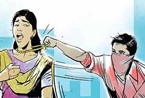 விருத்தாசலத்தில் நடந்து சென்ற  வங்கி பெண் ஊழியரிடம்  தாலி செயின் பறிப்பு