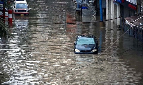 பாகிஸ்தானில் பலத்த மழை: 100-க்கும் மேற்பட்ட வீடுகளை வெள்ளம் அடித்து சென்றது