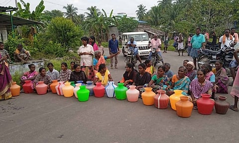 குடிநீர் கேட்டு காலி குடத்துடன் பெண்கள் சாலை மறியல்