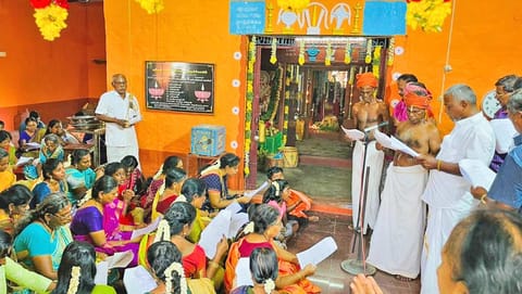திருவிழாவில் கலந்து கொண்டவர்களை படத்தில் காணலாம்.  
