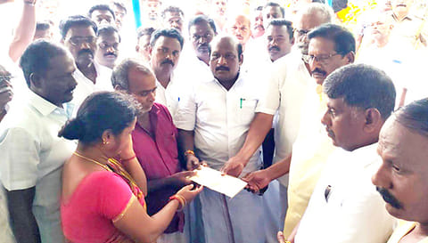பாதிக்கப்பட்ட குடும்பத்திற்கு கொறடா கோவி. செழியன் தலா ரூ.1 லட்சம் காசோலையை வழங்கினார்.