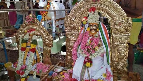 கோவில் சிலைகளுக்கு கண் திறப்பு நிகழ்ச்சி நடந்தபோது எடுத்த படம்.