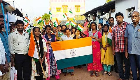 கார்கில் தினத்தை முன்னிட்டு மாணவ மாணவிகள் தேசியக் கொடியை ஏந்தி ஊர்வலமாக வந்த காட்சி.