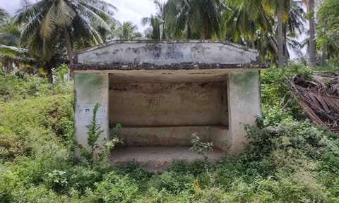 புதர்மண்டி கிடக்கும் பஸ்   நிறுத்தம்.