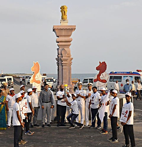 தனுஷ்கோடியில் நடந்த ஜோதி ஓட்டத்தை கலெக்டர் ஜானி டாம் தொடங்கி வைத்தார்.