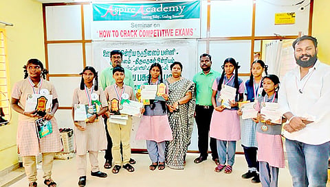 போட்டியில் வெற்றி பெற்ற மாணவ-மாணவிகளுக்கு பரிசு வழங்கப்பட்டது.