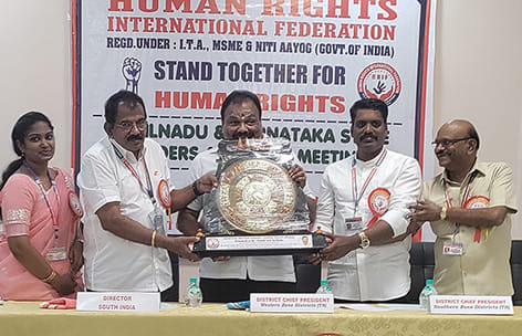 மனித உரிமைகள் இன்டர்நேஷனல் அமைப்பின் சார்பில் நந்தி குமாருக்கு மனித நேயர் விருதை அலுபினிஷ் பிரேம் குமார் மற்றும் ஆரோக்கியபழம் வழங்கிய காட்சி.