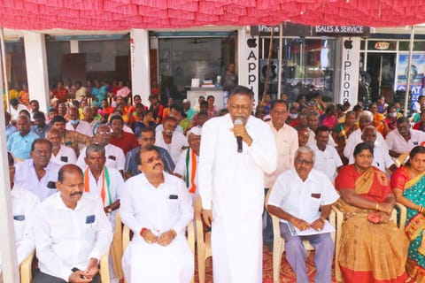 முன்னாள் மத்திய மந்திரி தனுஷ்கோடி ஆதித்தன் பேசிய காட்சி.