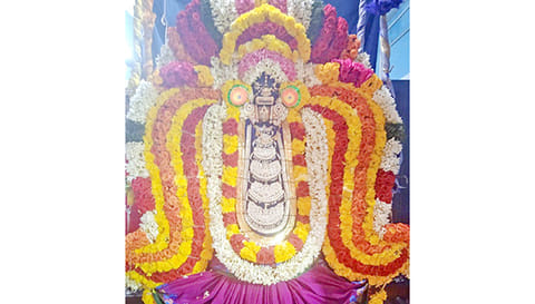 சிறப்பு அலங்காரத்தில் பத்ரகாளியம்மன்.