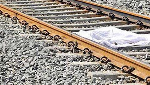 அதிகாலை வாலிபர் ெரயில் முன் பாய்ந்து தற்கொலை