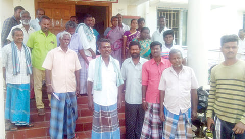 பூதலூர் வேளாண்மை உதவி இயக்குனர் அலுவலகம் முன்பு காத்திருந்த விவசாயிகள்.