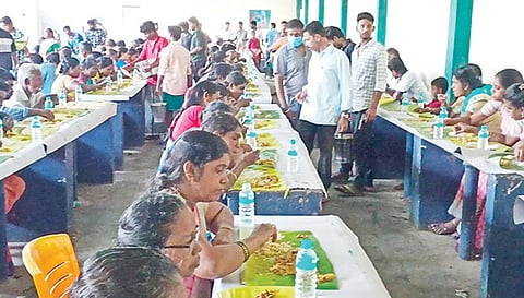 ஆடி திருவிழாவை முன்னிட்டு பக்தர்களுக்கு அன்னதானம்.
