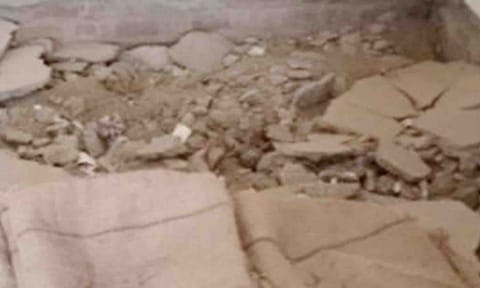 &nbsp;சேதமாகியுள்ள அரசு சேமிப்பு கிடங்கை படத்தில் காணலாம்.