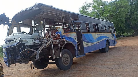 விபத்தில் சிக்கிய அரசு பஸ் உருக்குலைந்த காட்சி.&nbsp;