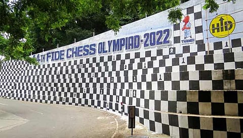 ஏற்காடு மலைசாலையில் உள்ள சுவற்றில் செஸ் ஒலிம்பியாட் விழிப்புணர்வு ஓவியம் வரையப்பட்டுள்ள காட்சி.&nbsp;&nbsp;&nbsp;&nbsp;