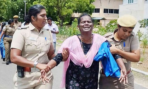 தீக்குளிக்க முயன்ற பெண்ணை தடுத்து விசாரணைக்கு அழைத்து சென்ற போலீசார்.