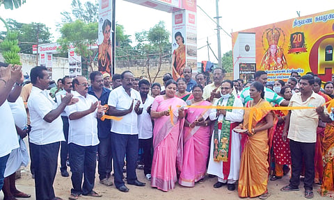 பொருட்காட்சியை அமைச்சர் கீதாஜீவன் ரிப்பன் வெட்டி திறந்து வைத்த காட்சி.