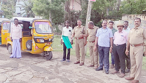 ஆட்டோ பேரணியை வட்டார போக்குவரத்து அலுவலர் நாகராஜன் தொடங்கி வைத்தார்.