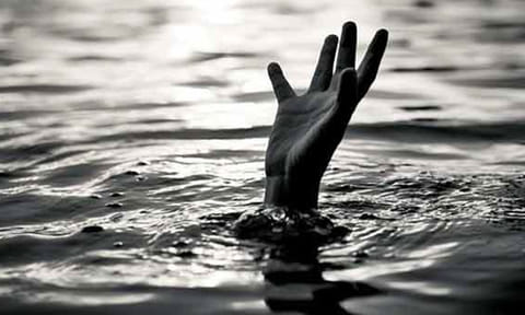 ஓடையில் அழுகிய நிலையில் வாலிபர் பிணம்