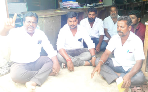 கவுன்சிலர்கள் உள்ளிருப்பு போராட்டத்தில் ஈடுபட்ட காட்சி.