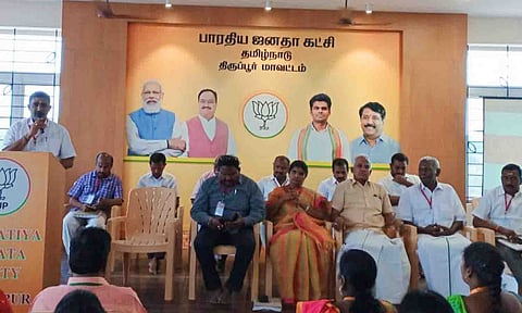 கூட்டத்தில்  மாவட்ட தலைவர் செந்தில்வேல் பேசிய காட்சி.