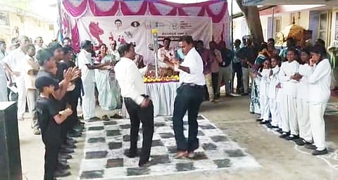 செஸ் ஒலிம்பியாட் போட்டி ஜோதியை நடனம் ஆடி தாசில்தார் வரவேற்ற காட்சி.