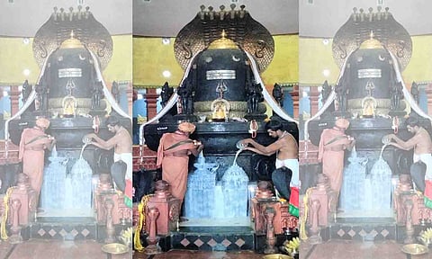 சித்தம்பலம் நவகிரக கோட்டையில் பிரதோஷத்தை முன்னிட்டு சிறப்பு பூஜைகள் நடைபெற்றதை படத்தில் காணலாம்.