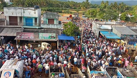 அய்யலூர் சந்தையில் கூடிய வியாபாரிகள், விவசாயிகள்.