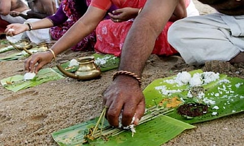 ஆடி அமாவாசை: பேரூர் ஆற்றங்கரையில் பக்தர்கள் திரண்டு பலிகர்ம பூஜை