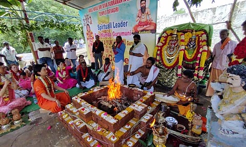 உலக நன்மைக்காக சித்தர்களின் அருள் வேண்டி ஜப்பான் பக்தர்கள் தேவனாம்பட்டு சிவசுப்பிரமணிய சுவாமி கோவிலில் சிறப்பு யாகம் செய்தபோது எடுத்த படம்.