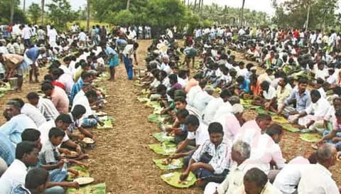 மலையாம்பட்டி கோவிலில் ஆண்கள் மட்டுமே கலந்து கொள்ளும் சமபந்தி விருந்து விழா