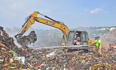வலம்புரி விளை குப்பை கிடங்கில் மழையால் அணைந்த தீ