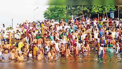 காவிரி ஆற்றில் புனித நீராடிய மக்கள்.