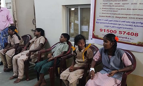 வேதாரண்யம் அரசு ஆஸ்பத்திரியில் சிகிச்சைக்காக அனுமதிக்கப்பட்டுள்ள மாணவிகள்.