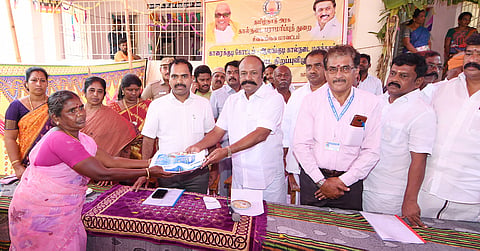 புதிய கால்நடை மருந்தகத்தை அமைச்சர் கே.ஆர்.பெரியகருப்பன் திறந்து வைத்து பயனாளிகளுக்கு நலத்திட்ட உதவிகளை வழங்கினார். அருகில் கலெக்டர் மதுசூதன் ரெட்டி மற்றும் பலர் உள்ளனர்.
