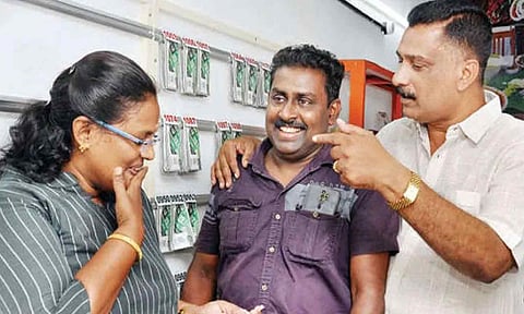 நர்சுக்காக எடுத்து வைத்த லாட்டரி சீட்டுக்கு ரூ.75 லட்சம் முதல் பரிசு- விற்பனையாளருக்கு குவியும் பாராட்டு