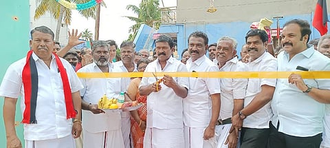 பூங்காவை தென்காசி வடக்கு மாவட்ட தி.மு.க. பொறுப்பாளர் செல்லத்துரை திறந்து வைத்த காட்சி.