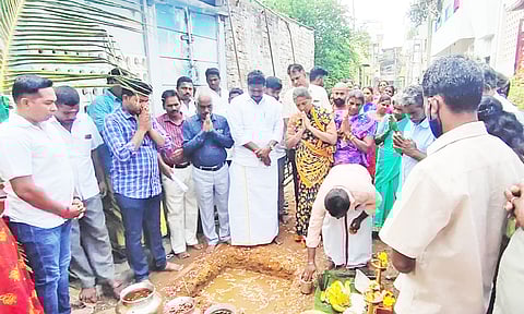 காலாப்பட்டு தொகுதியில்  வாய்கால் அமைக்கும் பணியை கல்யாணசுந்தரம் எம்.எல்.ஏ. தொடங்கி வைத்தார்.