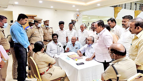 போலீஸ் சூப்பிரண்டு நிஷாவிடம் கோரிக்கை மனு அளித்தனர்.