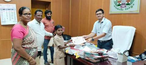 போட்டியில் வெற்றிபெற்ற மாணவியை சேரன்மகாதேவி சப்-கலெக்டர் ரிஷப்  பாராட்டினார்.&nbsp;