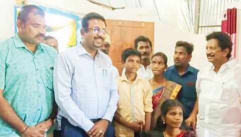 மாற்றுத்திறனாளி லதாவின் புதிய வீட்டை கலெக்டர் தினேஷ்பொன்ராஜ் ஆலிவர் திறந்து வைத்தார்.