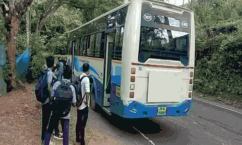 கூடலூரில் நடுவழியில் பழுதாகி நின்ற அரசு பஸ்