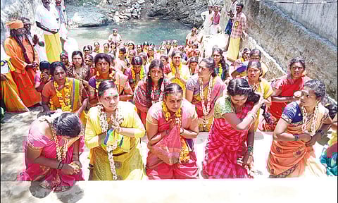 கோட்டுப்பாக்கம் கிராமத்தில் குழந்தை வரம் கேட்டு மண் சோறு சாப்பிட்ட பெண்கள்